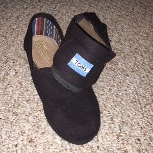 {Toms} Black Slip-Ons